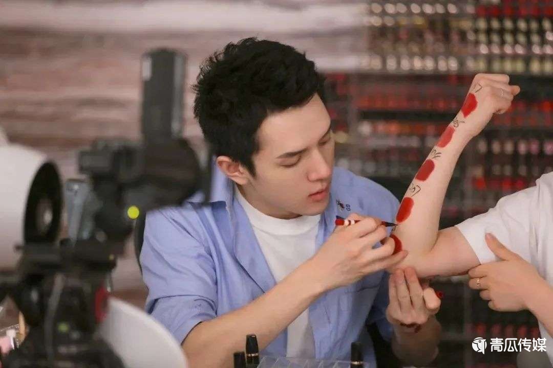 李佳琦薇婭：想敲鐘不易
