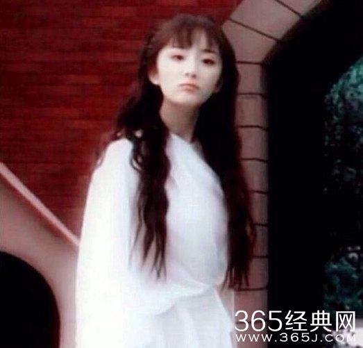 楊冪全網(wǎng)營銷的“美照”竟是P過的，但更尷尬的是唐藝昕腳上的鞋