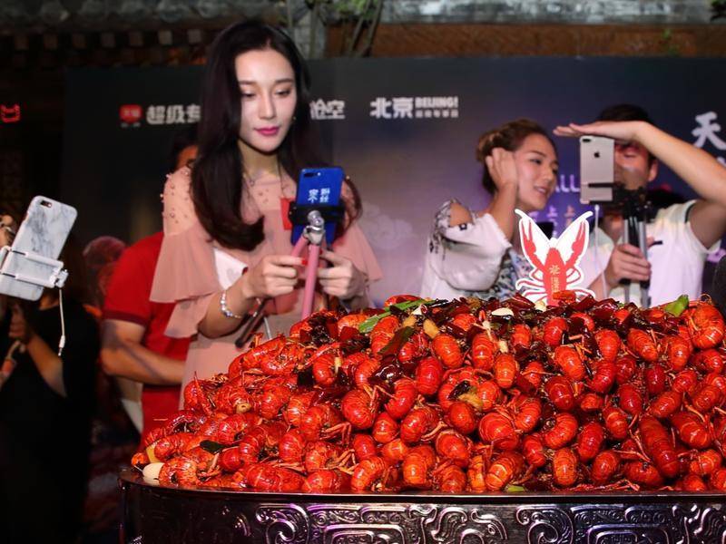 網(wǎng)紅經(jīng)濟(jì)“墮落”史：從羅振宇到錐子臉到小龍蝦