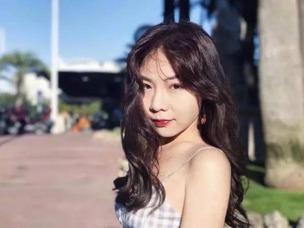 她曾在餐廳兼職，24歲成為CEO，最近又踏上戛納紅毯