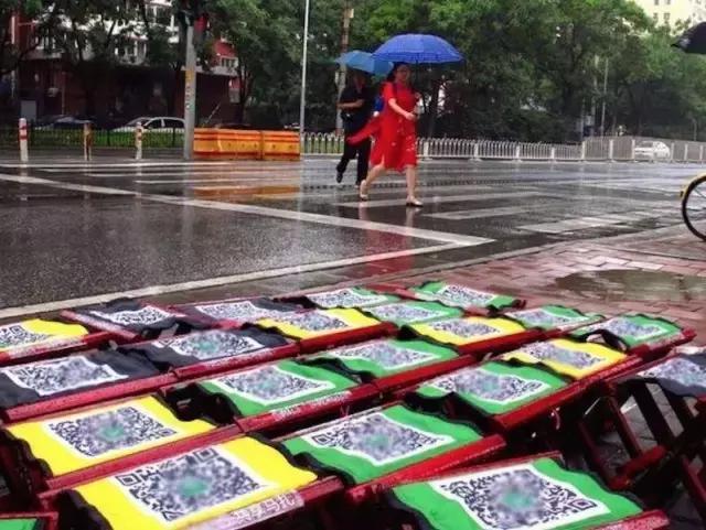 聽說有人冒著北京暴雨搞了共享馬扎，又是一次營(yíng)銷
