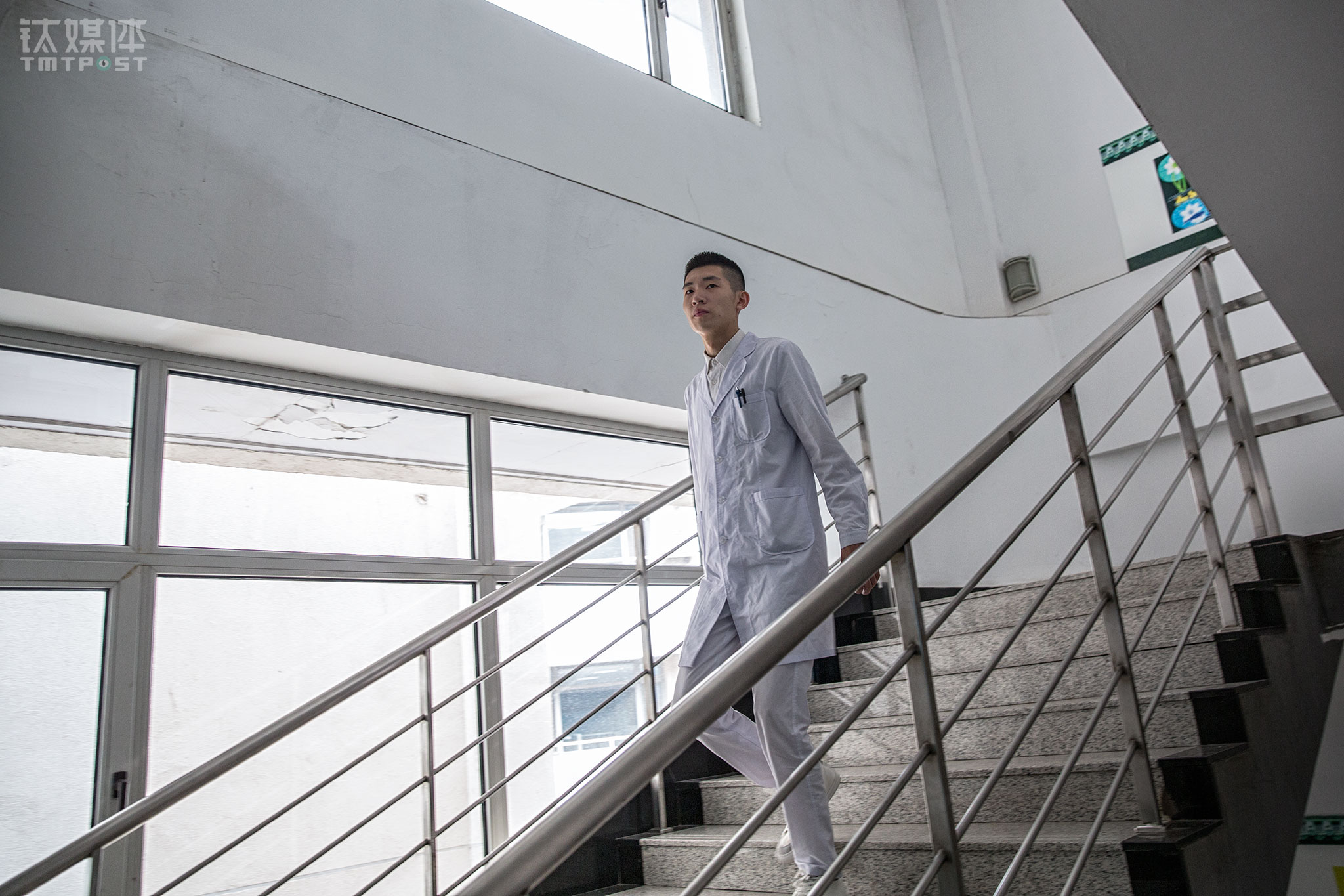 浩坤本年 19 歲，來自黑龍江，是天津一家病院住院部的實(shí)習(xí)護(hù)士。他每天早上 7 點(diǎn)上班，下午 5 點(diǎn)下班，工作職責(zé)是整理病床、照顧病人打針換藥。