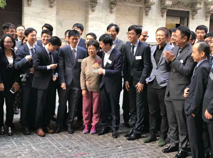 王小川笑擁母親：別激動 搜狗IPO只是對過去十四年的總結(jié)