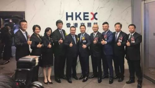 閱文集團(tuán)上市，吳文輝（左五）與核心高管合影  